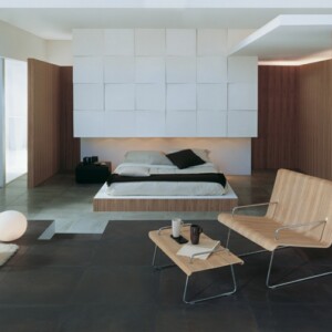 dunkle Farbe Bodenbelag Holz Stuhl Schlafzimmer Doppelbett Wand Kleiderschrank
