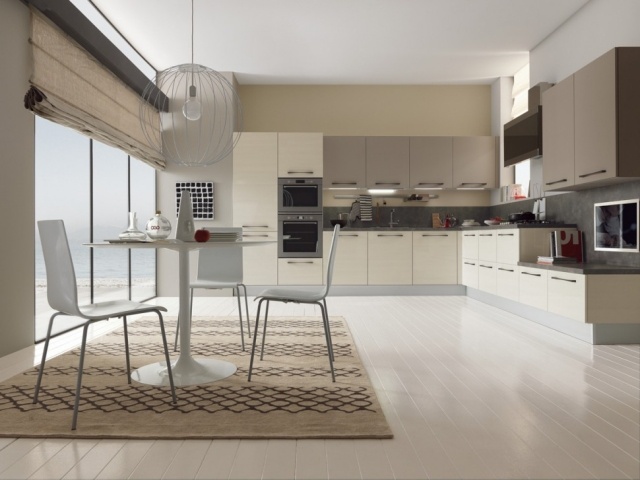 eckküche moderne ausstattung-sichtschutz faltrollo teppichboden gemütlich
