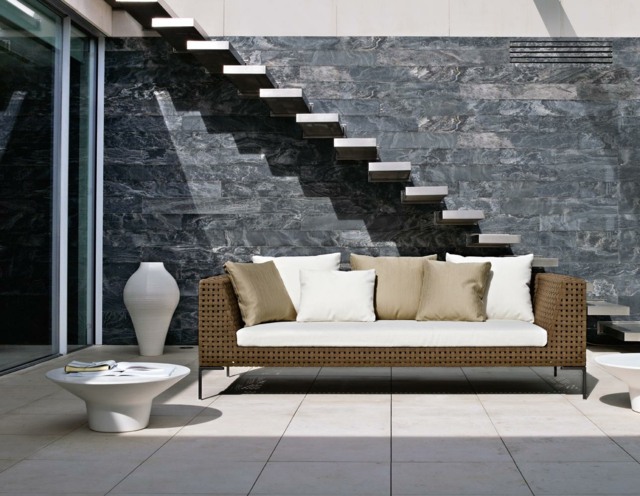Sofa Zweisitzer modern weißer niedriger runder Kaffeetisch große Badewanne