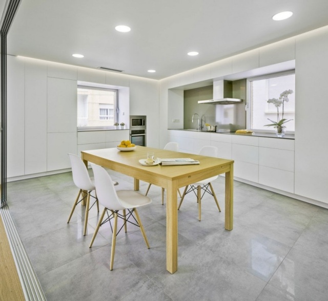 einbauküche modern bodenbelag mit fliesen-abgehängte decke weiß massivholztisch