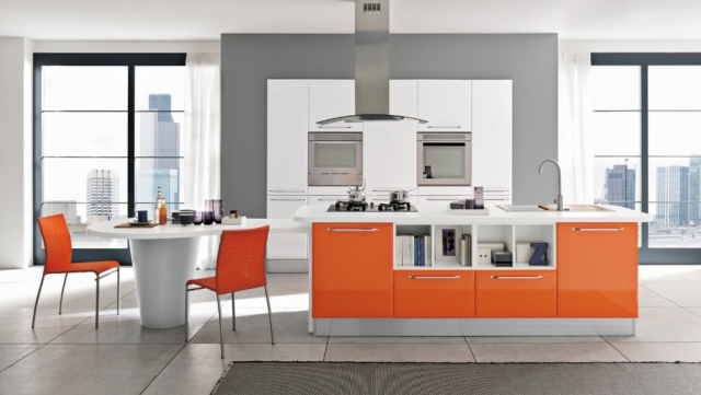 einbauküche kochinsel hell orange schranktüren abzugshaube design