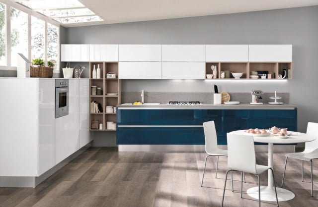 designer küche blau-weiß stühle-essbereich bodenbelag holz laminat