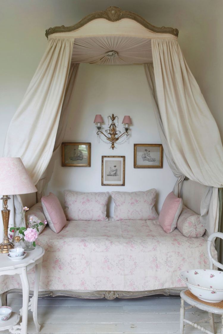einrichtungsideen-shabby-chic-schlafzimmer-btt-vintage-himmelbett-polster-romantisch