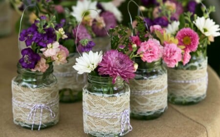 einweckgläser dekorieren spitze leinen blumen fruehling vase lila weiss rosa