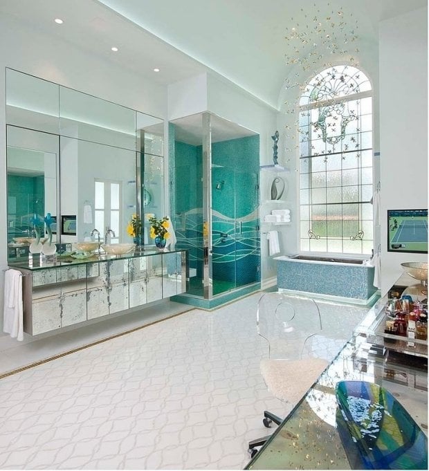 eklektisches-badezimmer-stuhl-transparent-acryl-glas-vintage-spiegeltüren-schrank