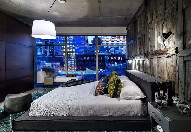 eklektisches-schlafzimmer-moderne-moebel-rustikale-holz-wand-abgeblaetterte-farbe