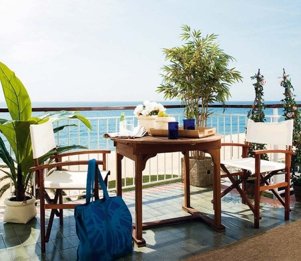 exotik-auf-balkon-möbel-aus-teakholz-kaffeetisch-stühle-mit-Stoffsitz-weiss
