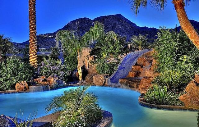 exotische-Landschaft-Gestaltung-naturbelassene-atmosphäre-Palmen-Pool-wasserrutsche