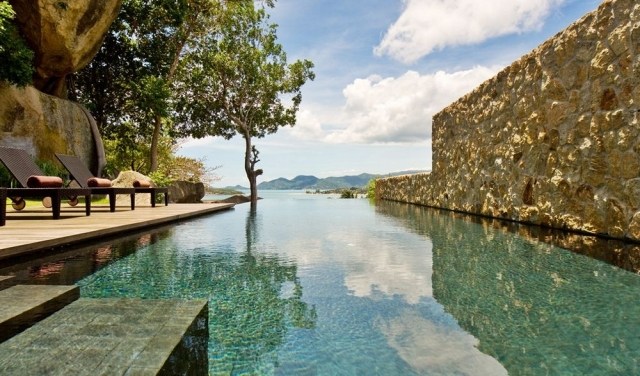 exotische-ferienvilla-thailand-pool-natursteinmauer