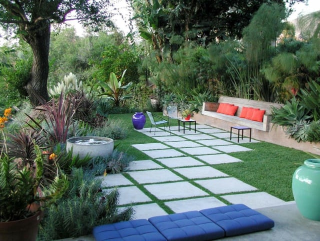 Gestaltung Ideen Garten gestalten Beton Sitzbank Pflastersteine Rasenfläche