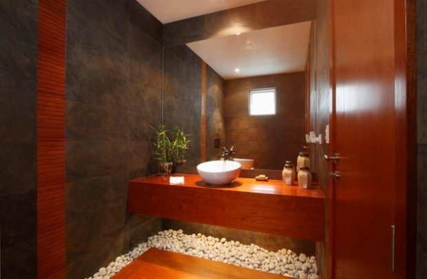exotisches-bad-zederholz-röttlich-braun-badezimmer-möbel-schränke-flusssteine-boden