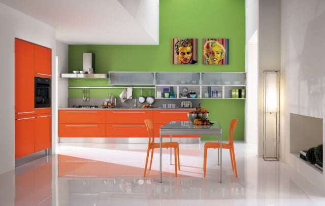 farbkombinationen aktuell orange-grün wanddekoration ideen hochglanz bodenbelag