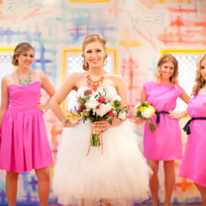 farbige- Wände- Blumenstrauß- pinke- Kleider