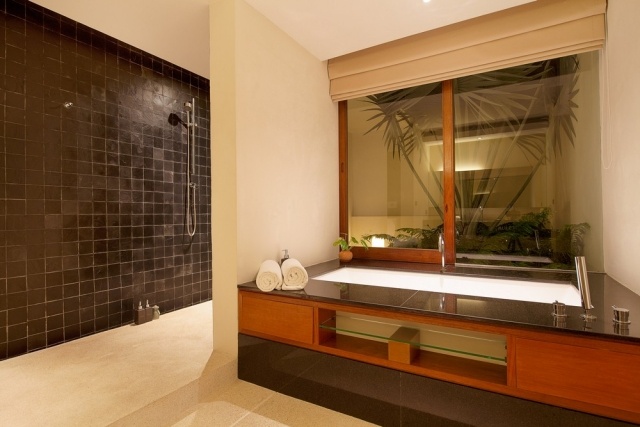 ferienvilla-thailand-badezimmer-einrichtung-schwarze-wand-fliesen