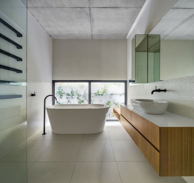 Badewanne Badezimmer sparsam einrichten Waschbecken Unterschrank langer Spiegel