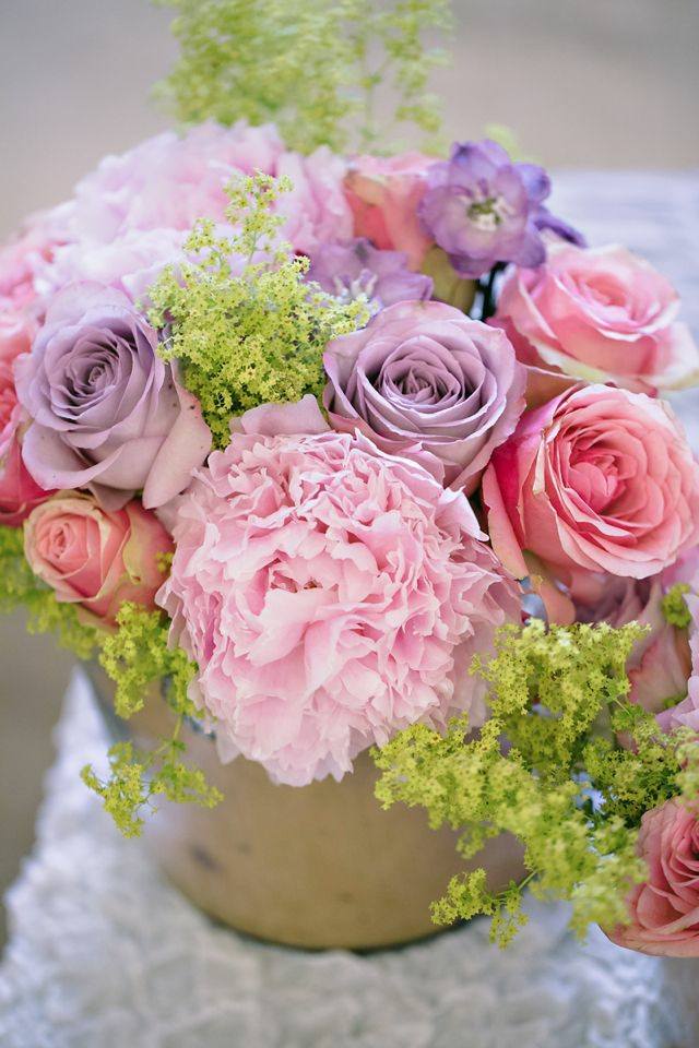  Blumengestecke rosa lila Rosen am Tisch frisch wirken