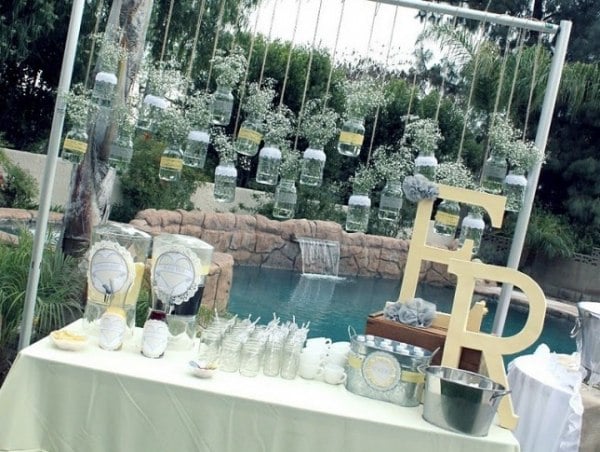 Hochzeit-Einweckglas-Geschirr-hängende- Gläser-grüne- Tischdecke