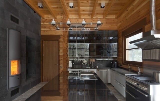 gemütliche küche-chalet indoor kaminofen skandinavischer stil einbaugeräte spiegelfronten