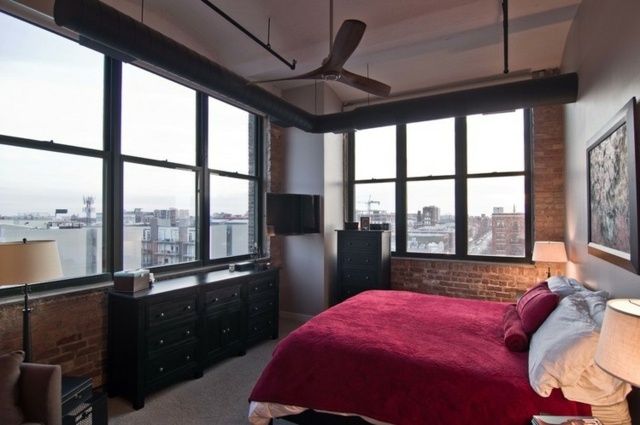 Schlafzimmer Loft Chicago viele Fenster rosa Bettdecke