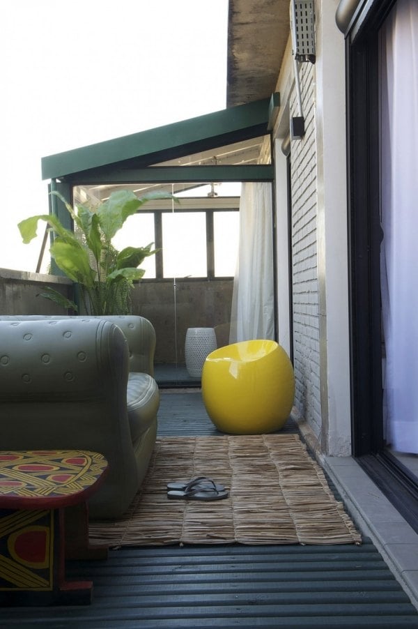gestaltungsideen-modern-kleiner-balkon-Ledersofa-Outdoor-Möbel-Holzverkleidung-fußboden
