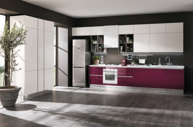 küche design glänzende pinke oberflächen oberschränke kühlschrank gefrierfächer