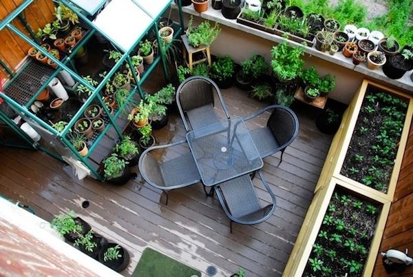 gärtnern-auf-balkon-blumenbeete-Sitzbereich-Stühle-Kaffeetisch