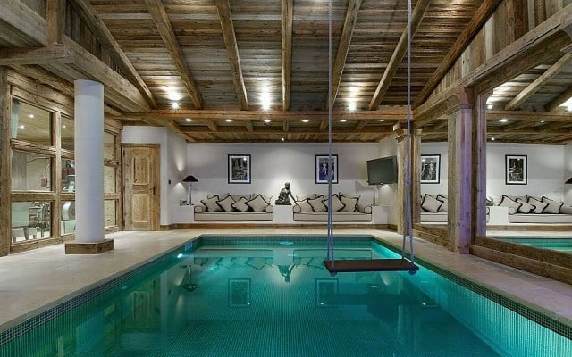 hallenbad-gestaltung-schaukel-Seile-hängend-Lounge-Sofa-Set-indoor-pool