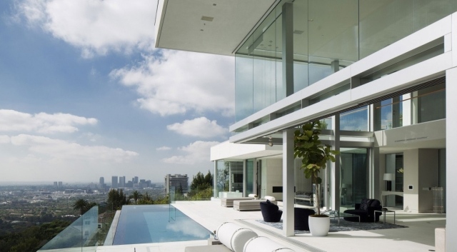 Haus mit großen Fensterfronten pool hollywood blick terrasse