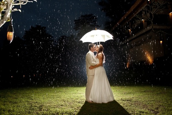 Garten-Hochzeit-Tanzen-regnen-Abendlicht