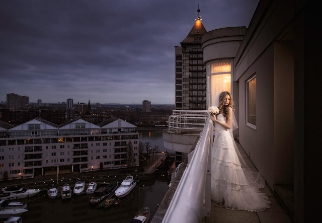 hochzeitsfoto-idee-originell-braut-balkon-nacht