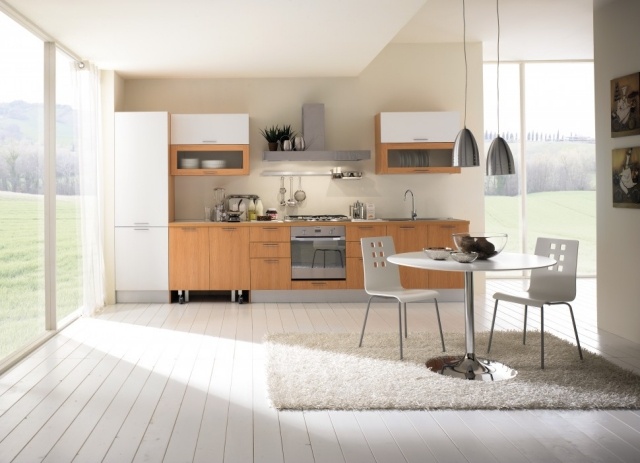 holzküche interschränke esstisch weiße stühle pendelleuchte shaggy teppich design