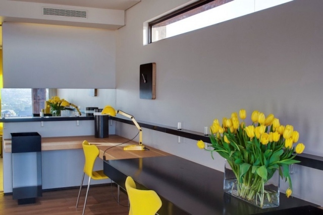 home-office funktionale gestaltung-eckschreibtisch gelbe tischlampe