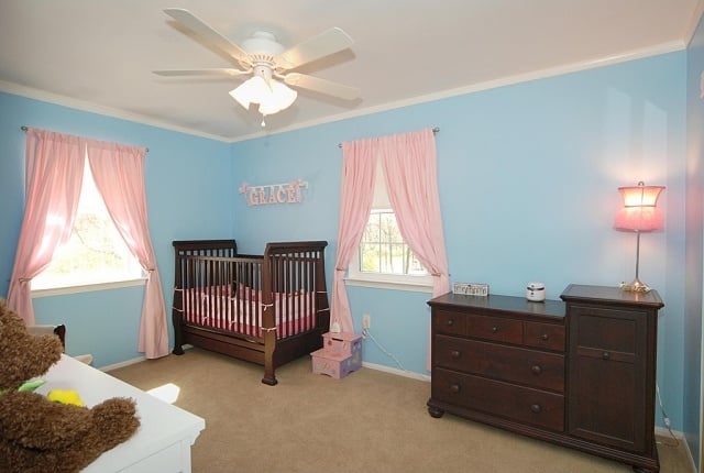 ideen babyzimmer gestaltung deko mädchen möbel rosa gardinen wandfarbe-blau