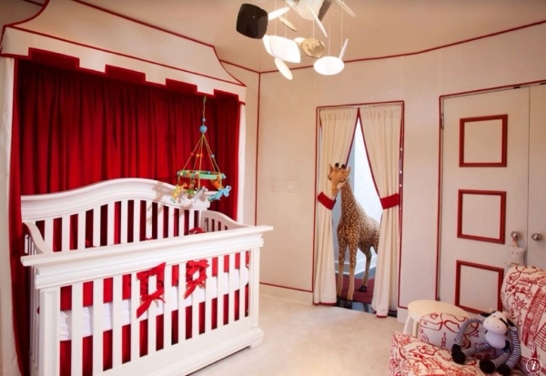 ideen babyzimmer gestaltung deko rot weiß teppichboden plüschtiere