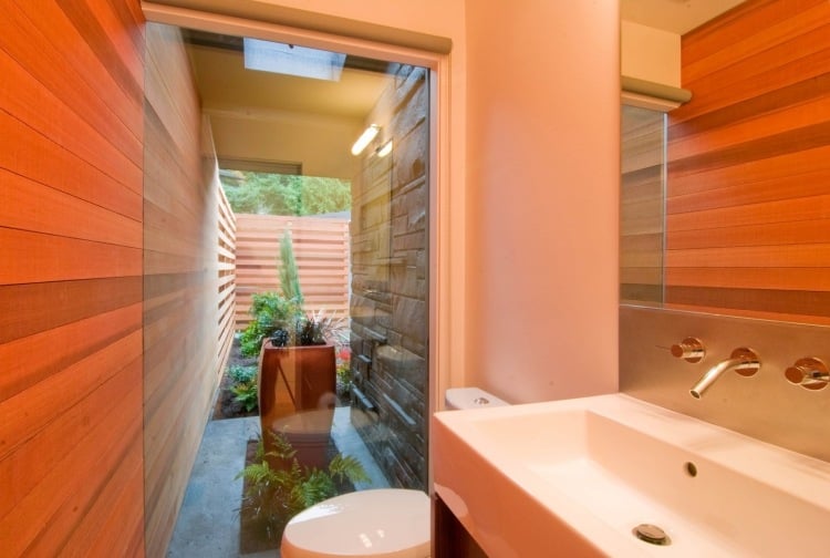 ideen-badezimmer-design-gestaltung-modern-glaswand-garten-pflanzen-holz