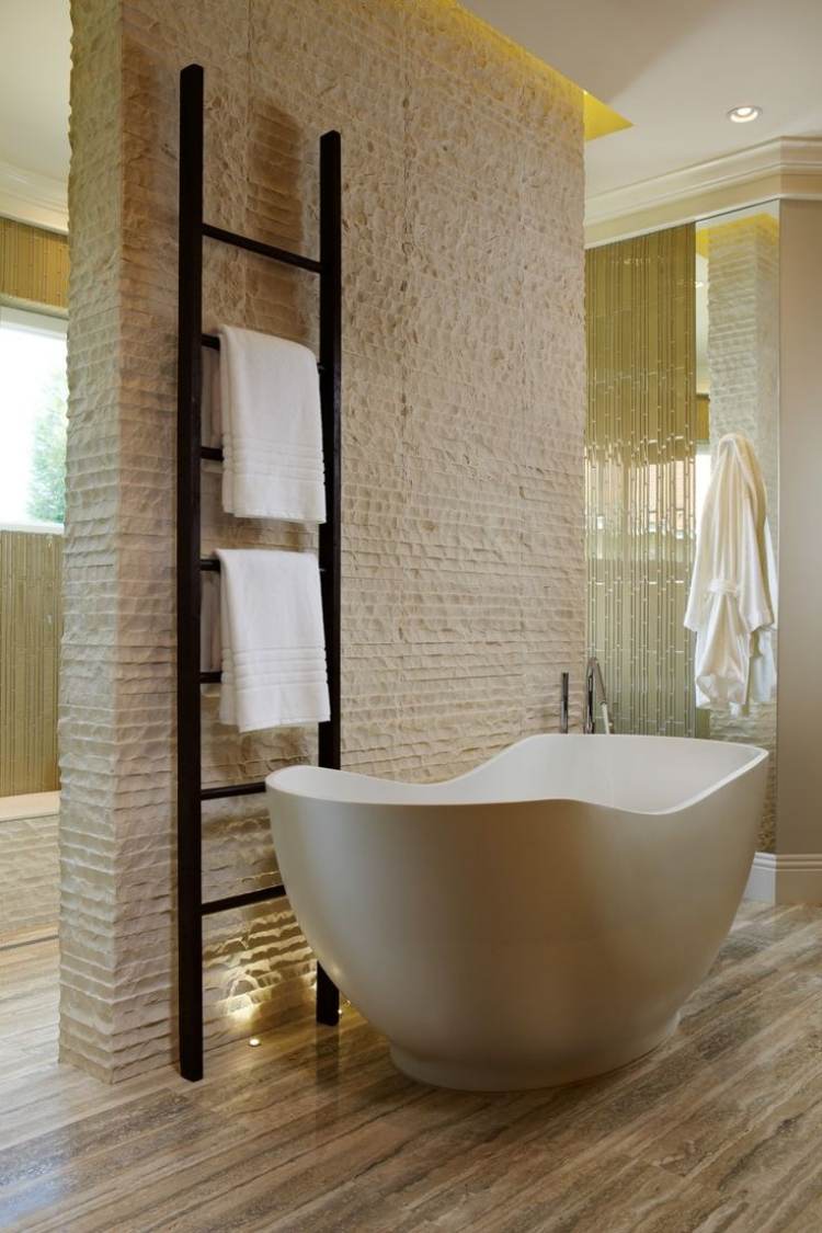 ideen-badezimmer-design-gestaltung-modern-naturstein-badewanne-freistehend-beleuchtung
