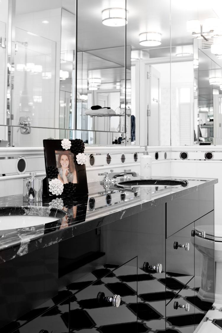 ideen-badezimmer-design-gestaltung-modern-schwarz-weiss-elegant-hochglanz-spiegelwand