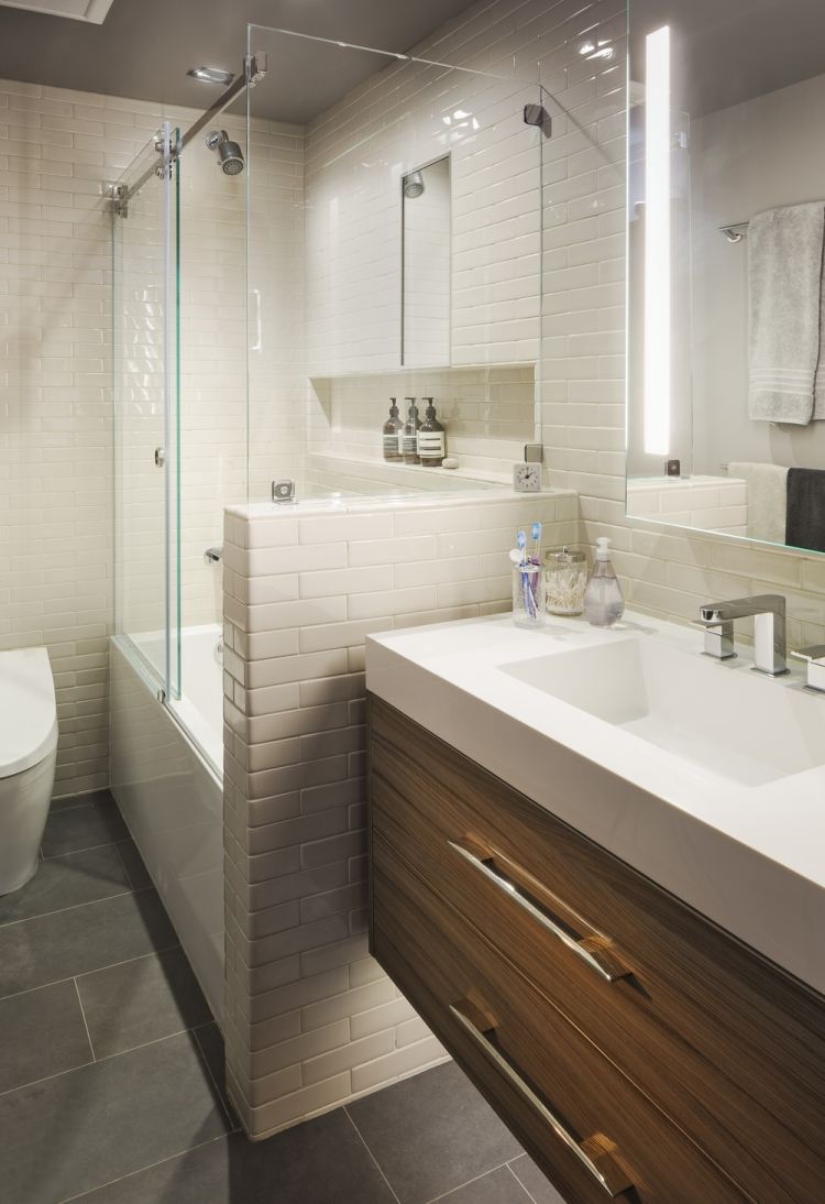 ideen-badezimmer-design-gestaltung-modern-weiss-waschunterschrank-holz-badewanne