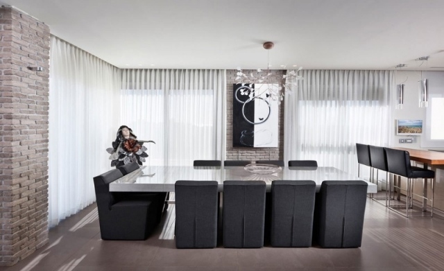 design schwarz lounge stühle backsteinwand offen raum deko figuren