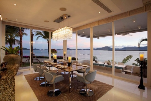 design villa offen gestaltet essbereich blick ozean tropische note kerzen