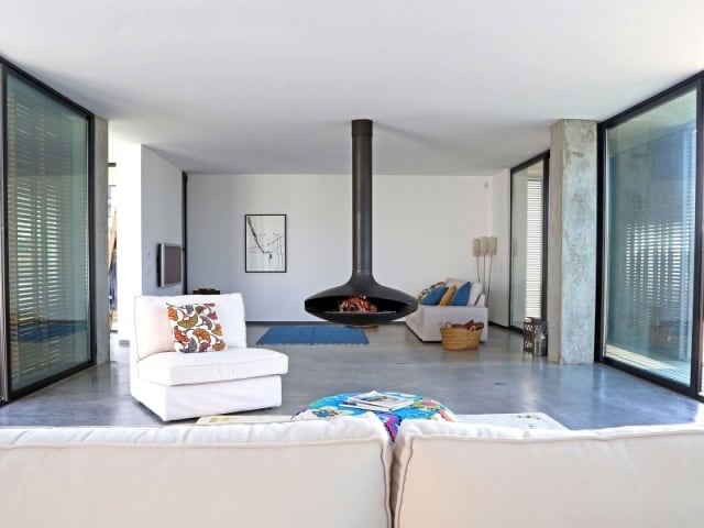 wohnzimmer mit kamin-skandinavisches design-hängekamin schwarz