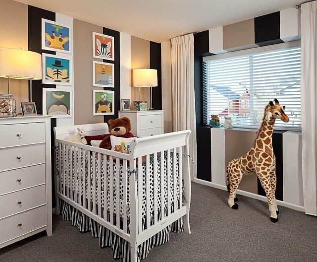 ideen babyzimmer gestaltung deko gestreifte wände weiße möbel thema-tiere