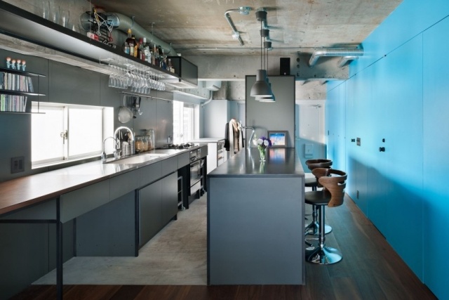 einrichtungsstile industrial chic-küchen blau schränke-offene wandregale