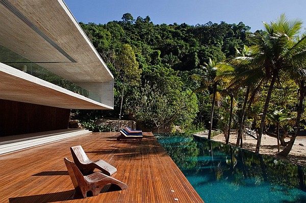 infinity pool holz terrasse sonnenliegen architektenhaus
