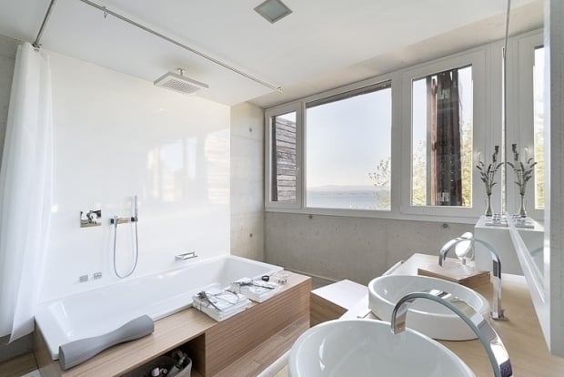 innendesign-badezimmer-weiß-glänzende-oberflächen-kontraste-beton-wand-look