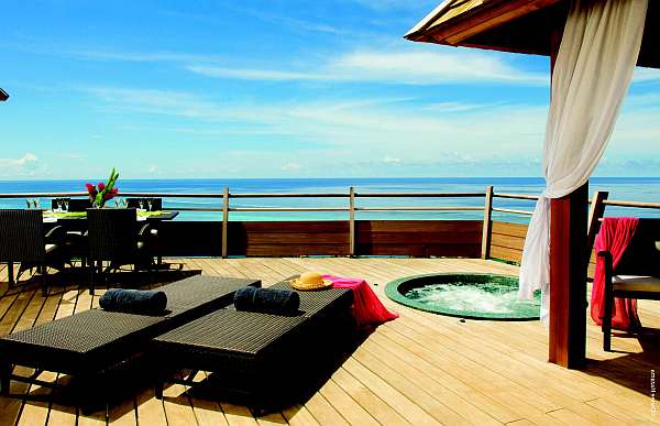 jacuzzi-rund-terrasse-rattan-sonnenliegen-holzdielen