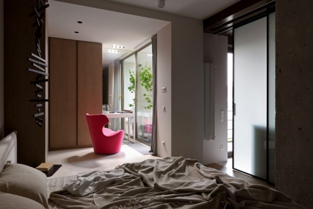 kenzo-Stil-renovierte-Wohnung-Schlafzimmer-Schiebetüren-Relaxsessel-Rot