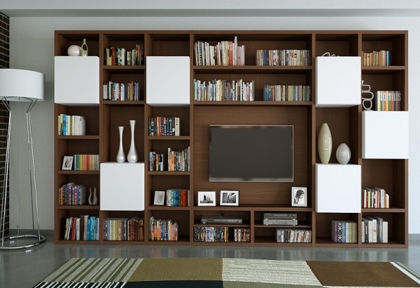 klassische-wohnwand-aus-holz-weiße-elemente-offene-fächer-TV-möbel