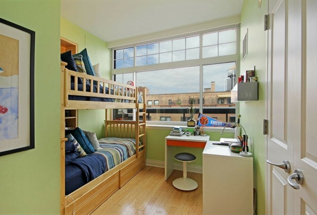 Grün einrichten breite Fenster Etagenbett Bettkasten