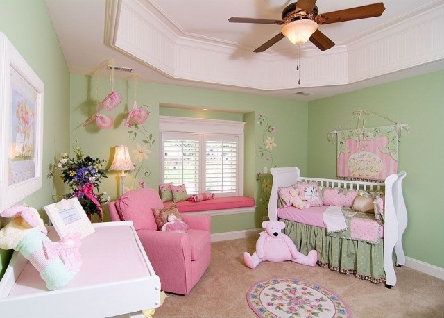 kleines babyzimmer mädchen rosa grün fenstersitzbank